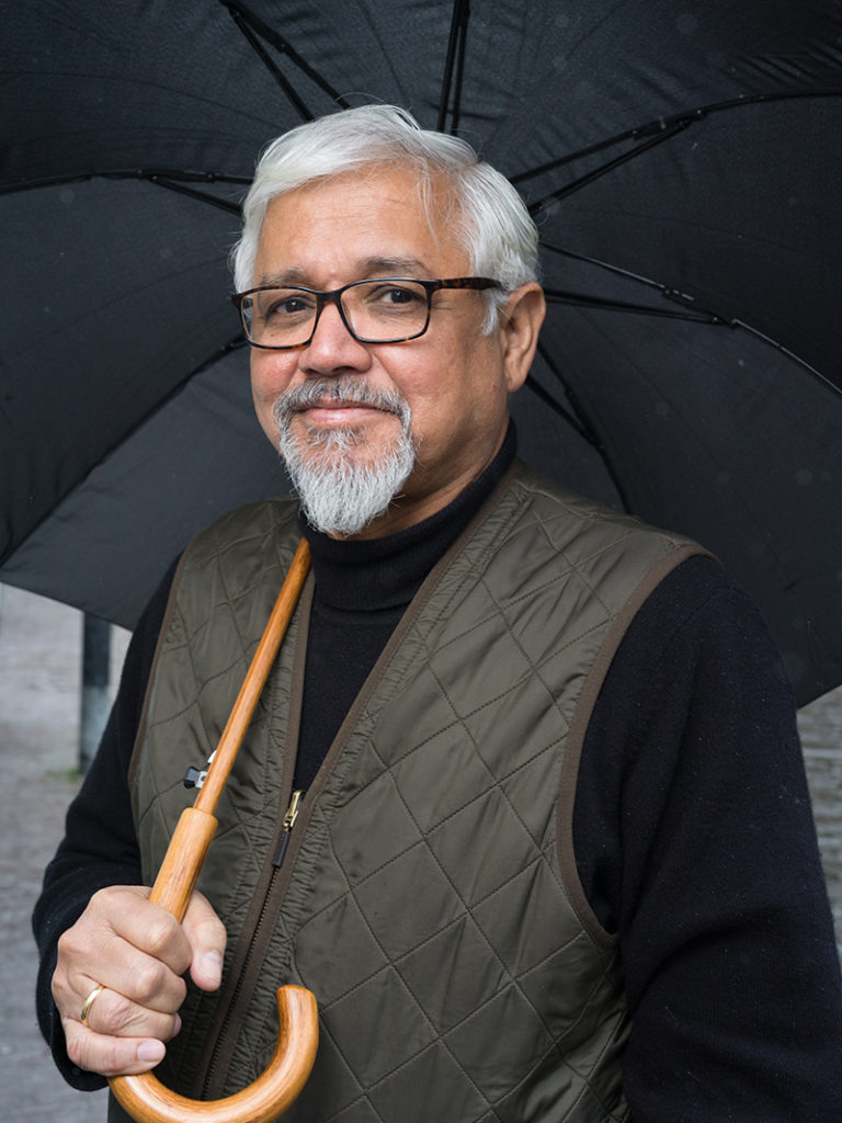 Amitav Ghosh (LÖRDAG, 15:00)